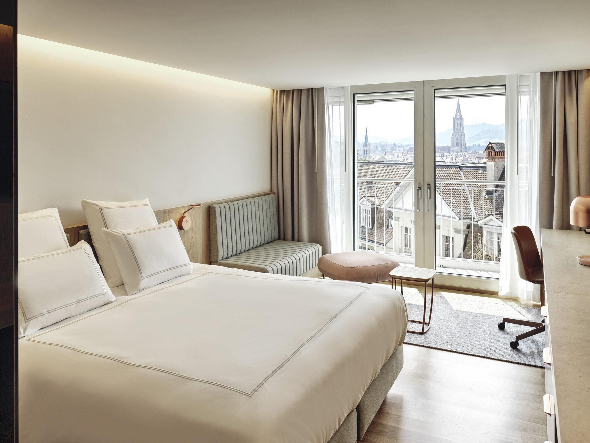 Swiss Advantage Room with 1 king size bed (180c m) and small balcony | Minibar, una cassaforte in camera, una scrivania
