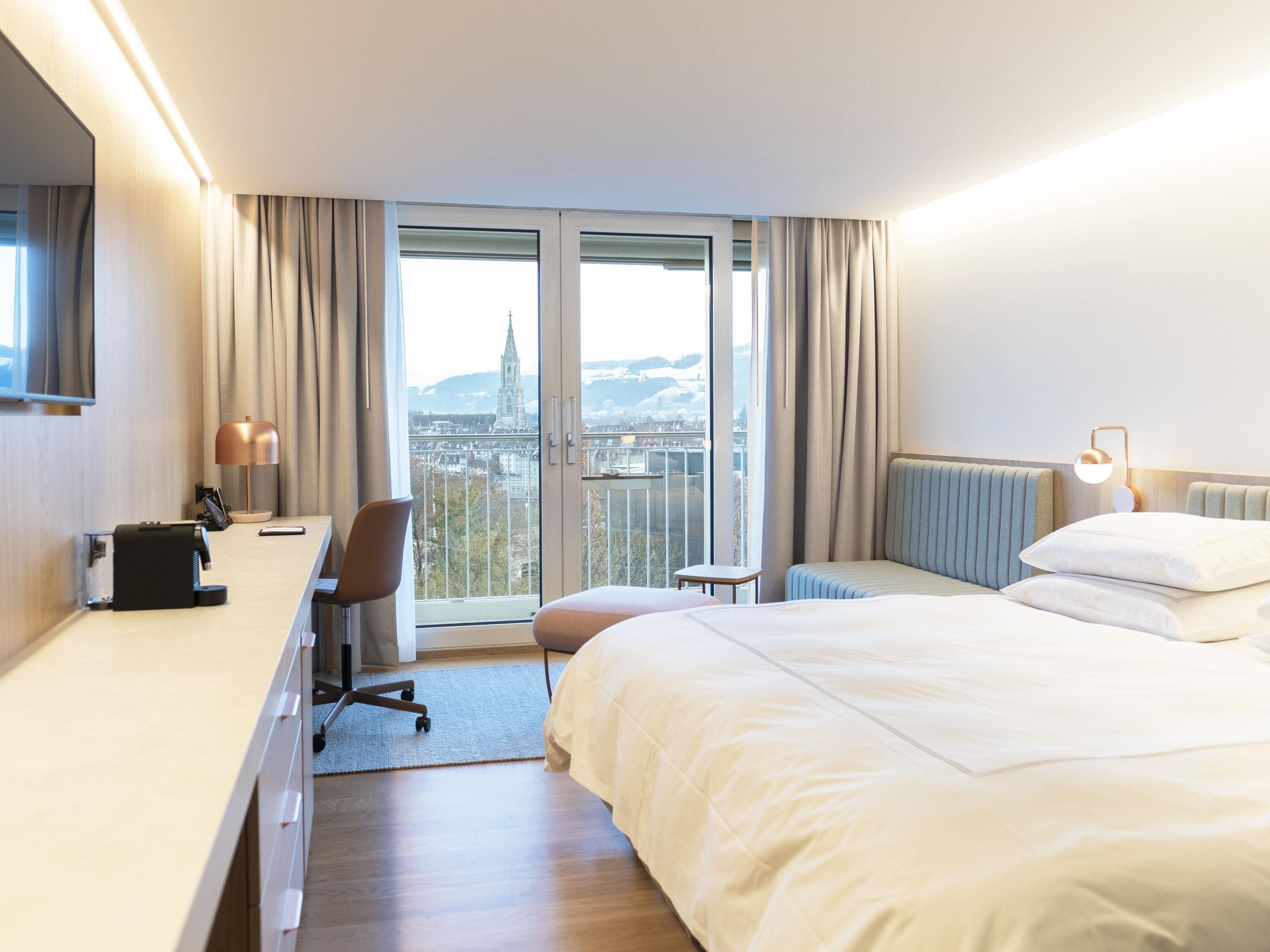 Swiss Advantage Room with 1 king size bed (180c m) and small balcony | Minibar, caja de seguridad en la habitación, escritorio y camas extra 