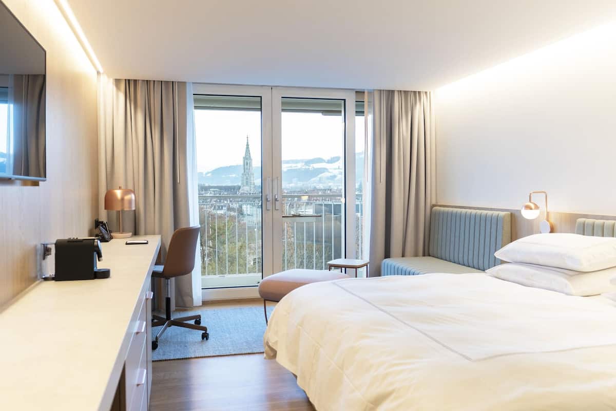 Swiss Advantage Room with 1 king size bed (180c m) and small balcony | Minibar, caja de seguridad en la habitación, escritorio y camas extra