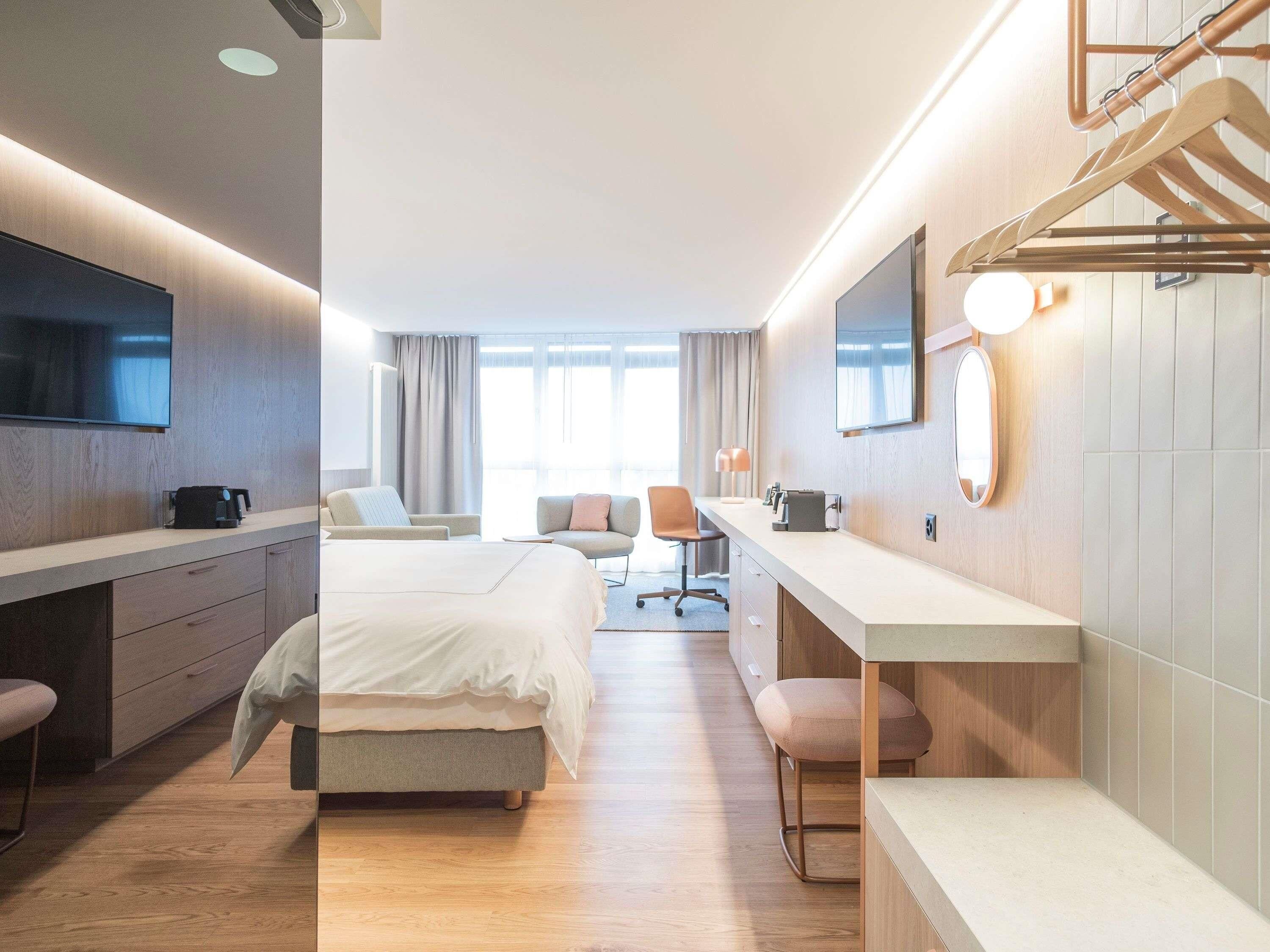 Swiss advantage room with king-size bed (200 cm ) and a sofa bed | Een minibar, een kluis op de kamer, een bureau, extra bedden