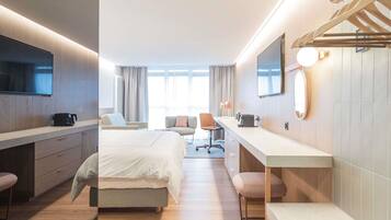 Swiss advantage room with king-size bed (200 cm ) and a sofa bed | Een minibar, een kluis op de kamer, een bureau, extra bedden