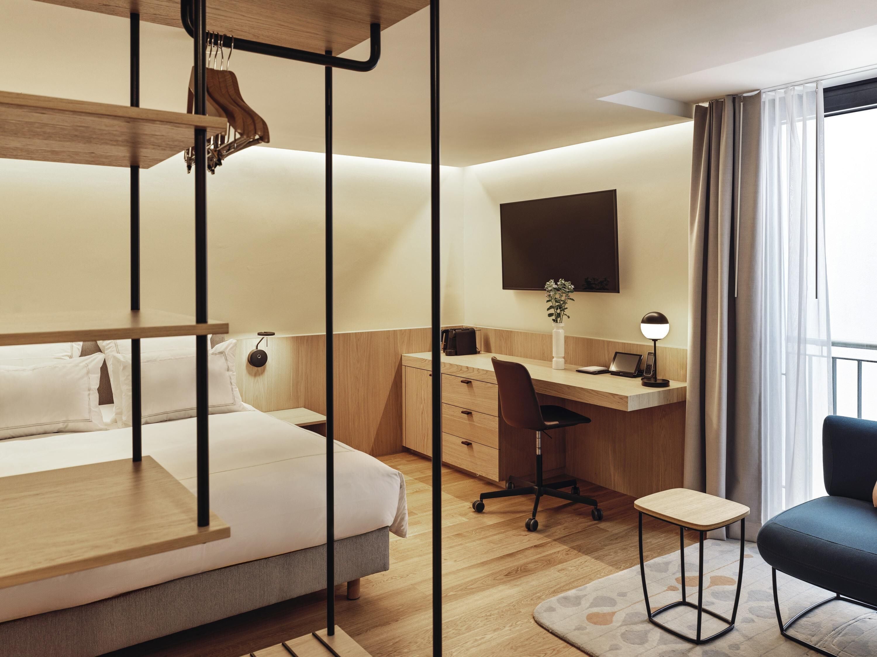 Classic Room with 1 queen bed facing the interi or of the hotel with no view | Minibar, in-room safe, desk, rollaway beds