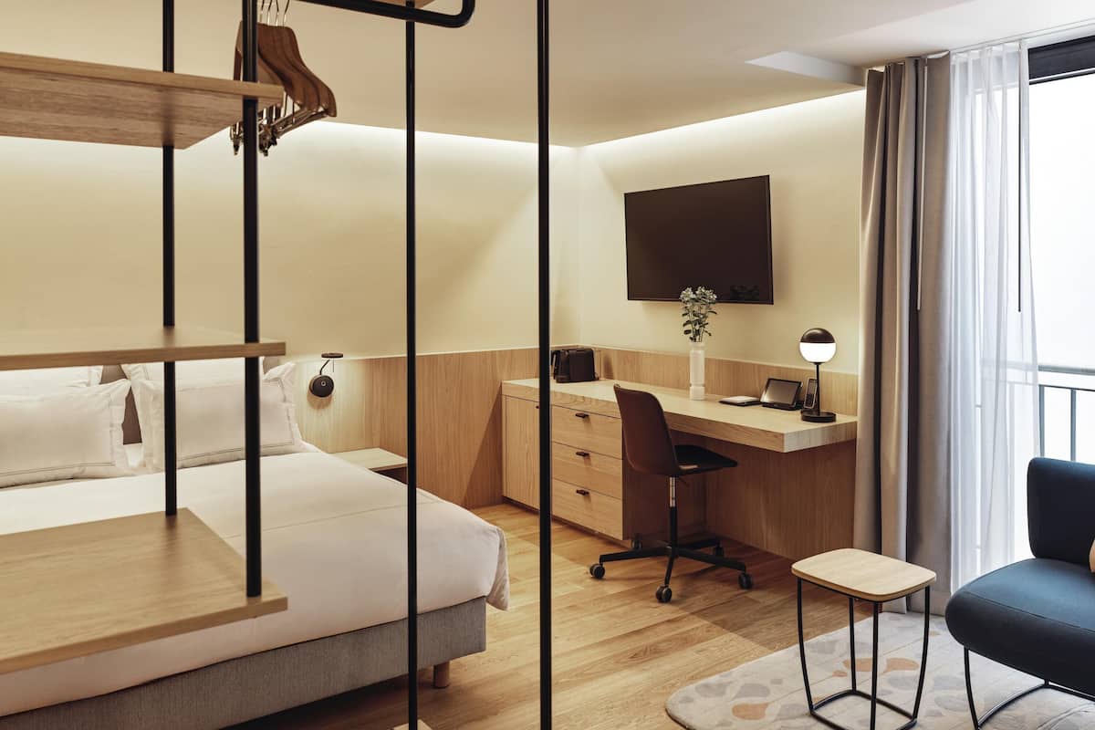 Classic Room with 1 queen bed facing the interi or of the hotel with no view | Minibar, in-room safe, desk, rollaway beds