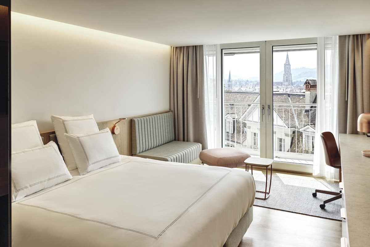 Swiss Advantage Room with 1 king size bed (180c m) and small balcony | Minibar, in-room safe, desk, rollaway beds