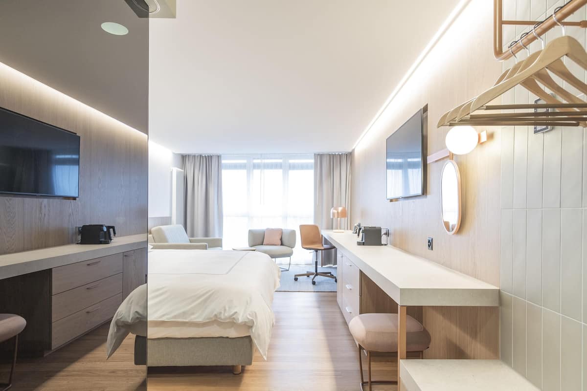 Swiss advantage room with king-size bed (200 cm ) and a sofa bed | Minibar, in-room safe, desk, rollaway beds