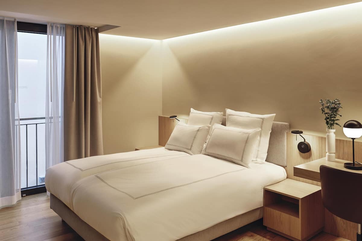 Classic Room with 1 queen bed facing the interi or of the hotel with no view | Minibar, két bảo mật tại phòng, bàn, giường gấp/giường phụ (phụ phí)