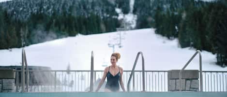 Alberca al aire libre y camastros