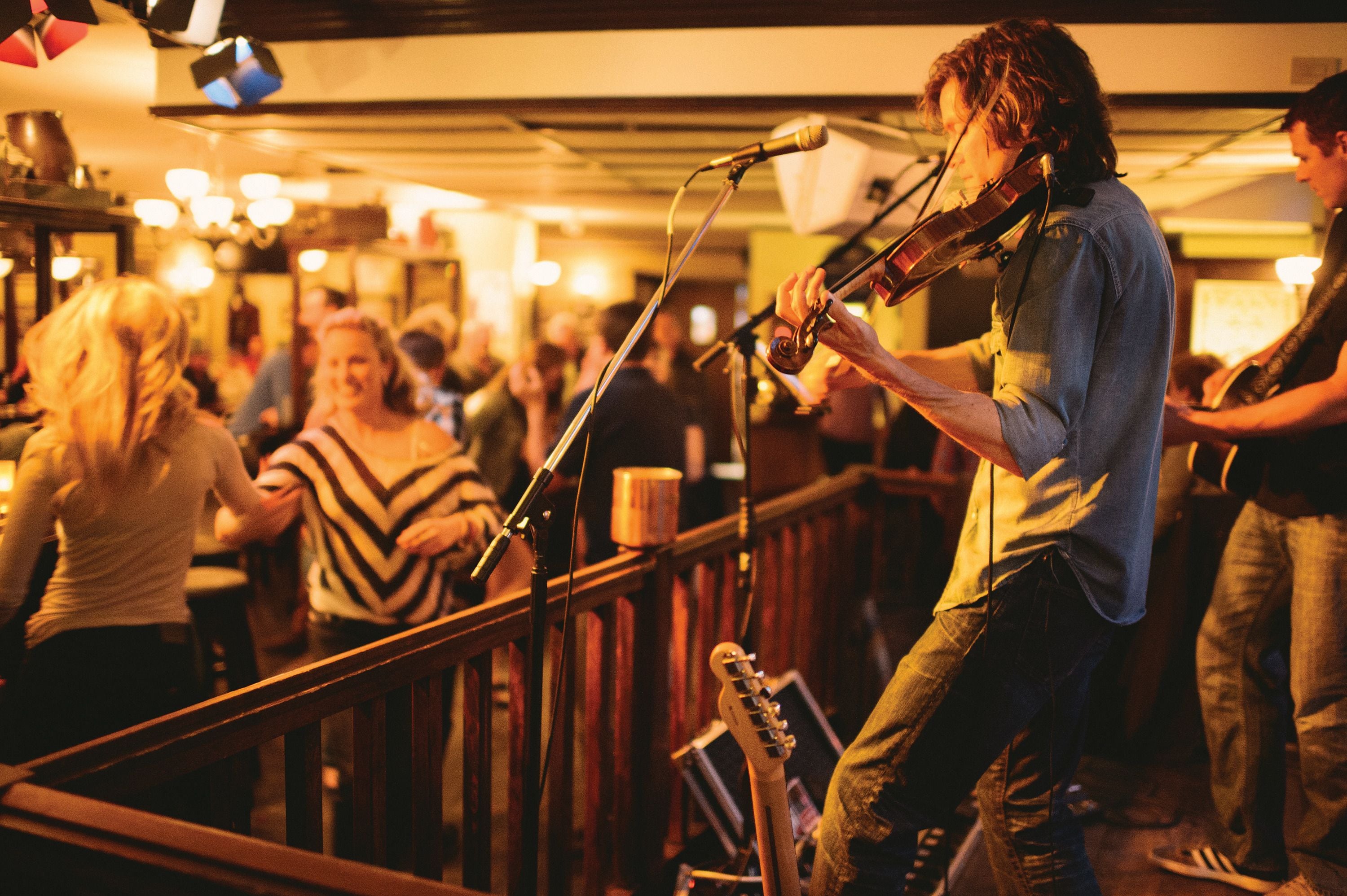 serves breakfast, lunch and dinner