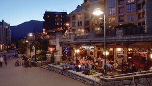 Un hotel con terraza al aire libre, un letrero que dice "DUBLIN GATE BRICK PUB" y montañas al fondo.