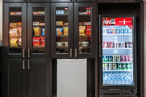 Een automaat met snacks en Coca-Cola.
