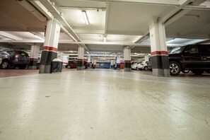 Parking sans voiturier (20 EUR par jour)