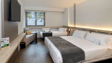 Habitación triple clásica | Minibar, caja de seguridad en la habitación y escritorio