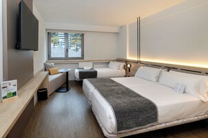 Minibar, caja de seguridad en la habitación y escritorio 