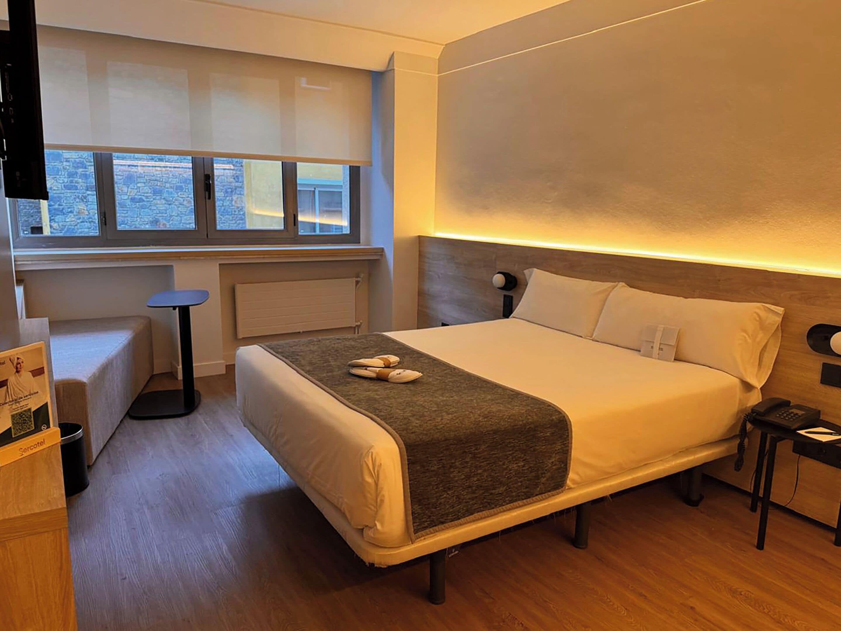 Minibar, safe på rommet, skrivebord og skrivebord for bærbar PC