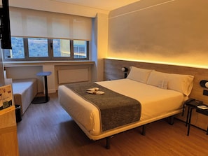 Minibar, in-room safe, desk, laptop workspace - Sercotel Delfos Andorra (Escaldes-Engordany)