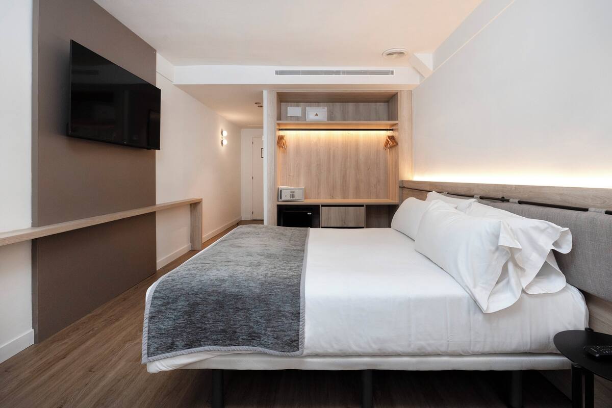 Minibar, värdeförvaringsskåp på rummet, skrivbord och ljudisolering
