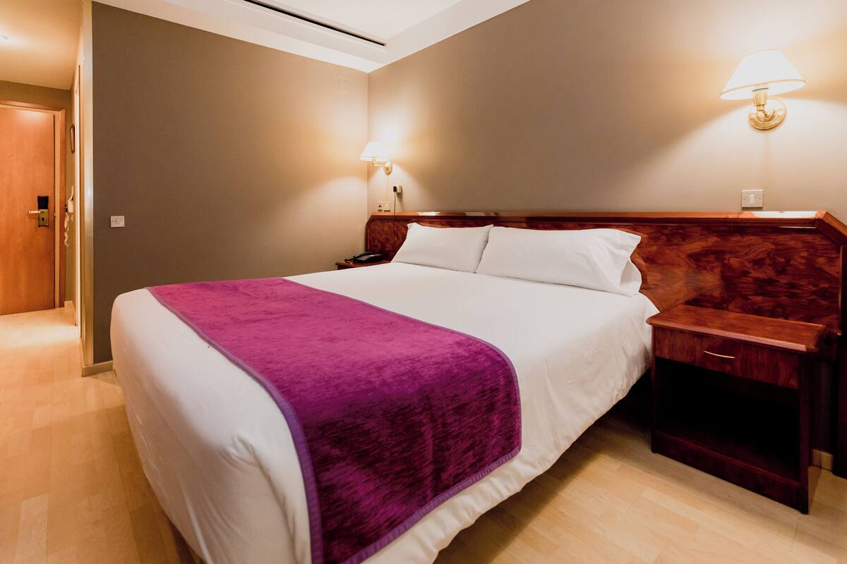 Standard Room, 1 Double Bed | Minibar, in-room safe, desk, laptop workspace