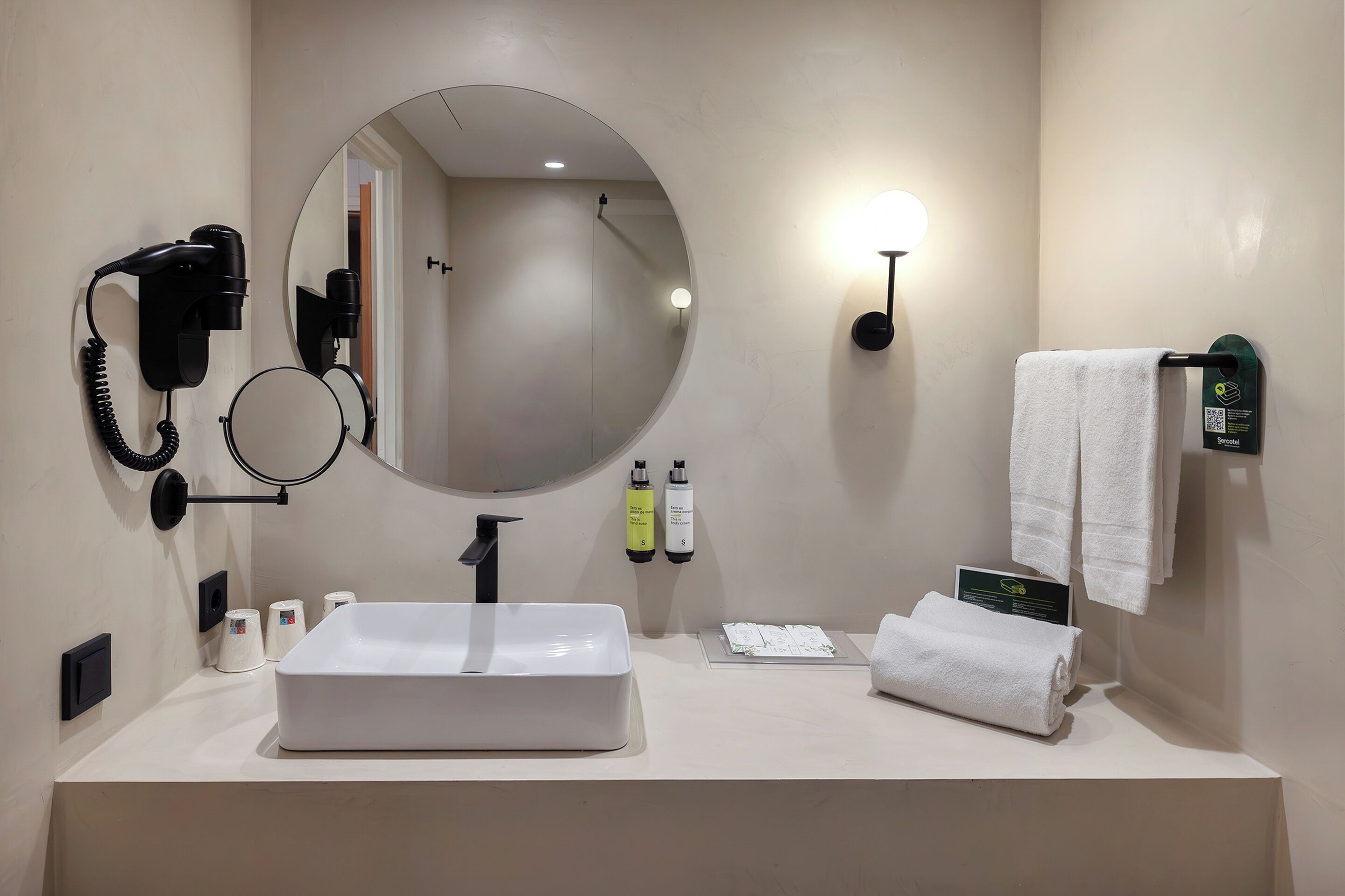 Banyera, articles de tocador gratuïts, assecador de cabells i bidet 