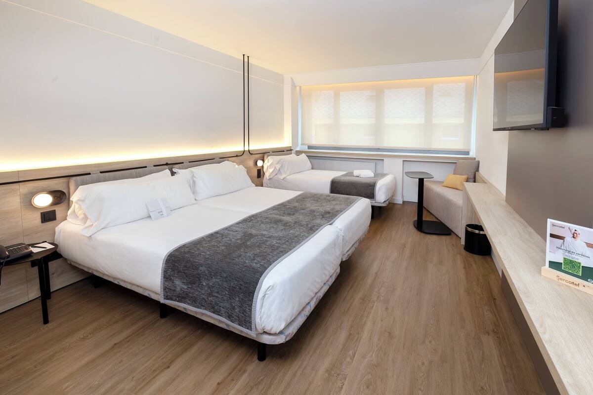 Classic Triple Room | Minibar, in-room safe, desk, soundproofing