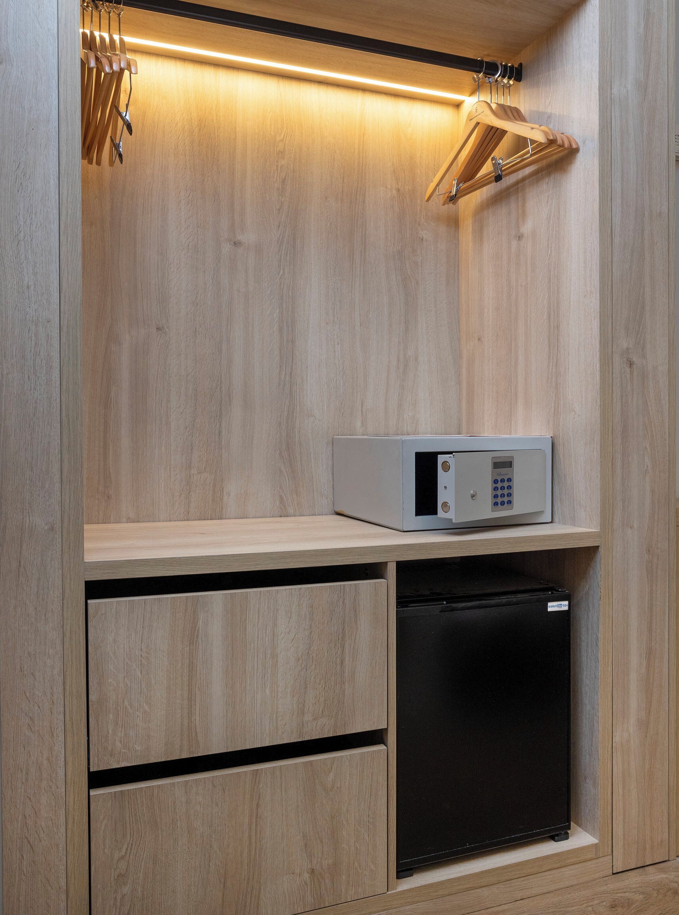 minibar, in-room safe, desk, laptop workspace