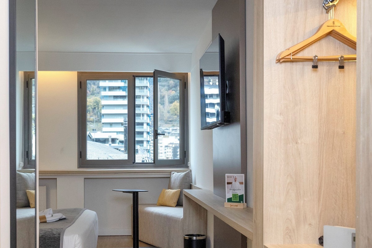 Minibar, caja de seguridad en la habitación y escritorio