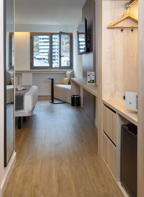 Minibar, caja de seguridad en la habitación y escritorio 