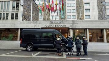 Un edificio con un letrero que dice 'Serotel Delfos Andorra' y varias banderas.