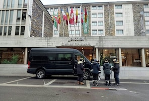 Um edifício com uma placa indicando 'Serotel Delfos Andorra' e várias bandeiras.