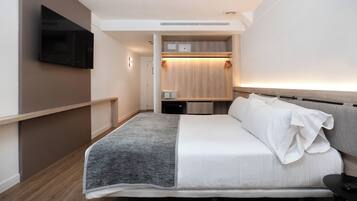 Classic-dobbeltværelse | Minibar, pengeskab på værelset, skrivebord