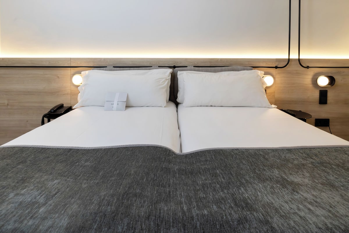 Classic Twin Room | Minibar, in-room safe, desk, laptop workspace