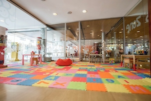 Área de juegos infantiles bajo techo