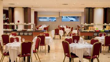 Serveert ontbijt, lunch, diner, Spaanse gerechten