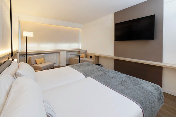 Minibar, coffres-forts dans les chambres, bureau