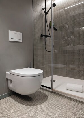 Bañera, artículos de higiene personal gratuitos, secador de pelo y bidé