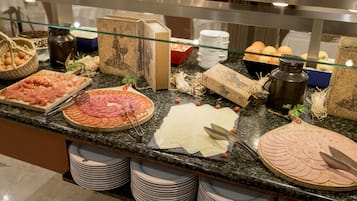 Esmorzar diari d'estil bufet (10 EUR per persona)