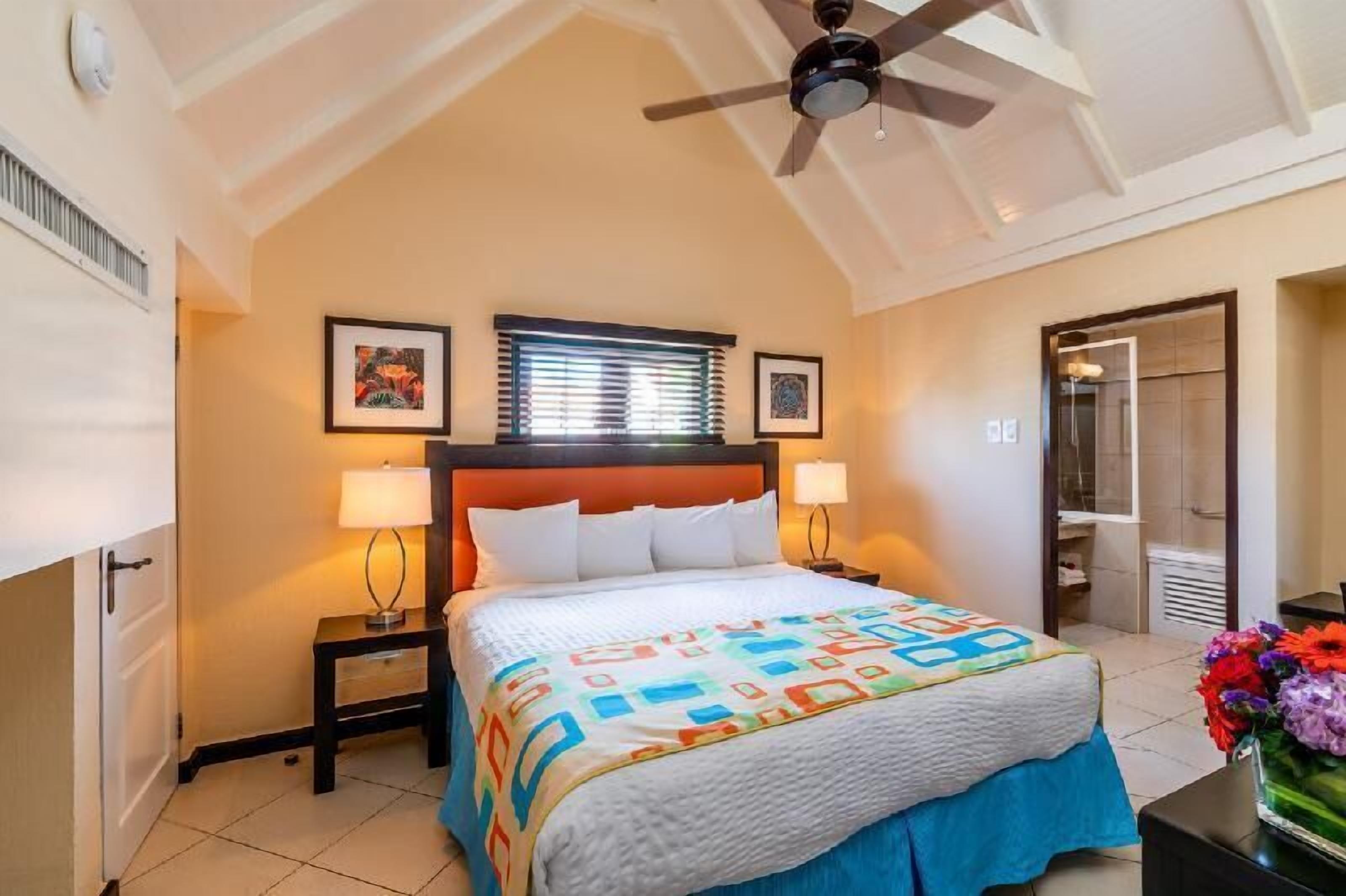 Ropa de cama de alta calidad y caja de seguridad en la habitación 