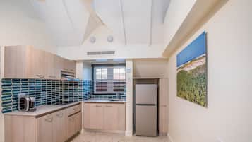 Two Bedroom Suite | 私人廚房 | 雪櫃、微波爐、爐具、特濃咖啡機