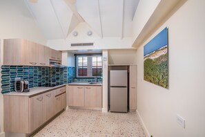Two Bedroom Suite | Einkaeldhús | Ísskápur, örbylgjuofn, eldavélarhellur, espressókaffivél
