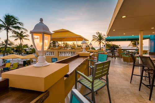 Bar en bord de piscine