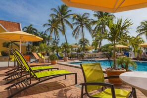 室外游泳池，08:00 至 20:00 开放，池畔遮阳伞，日光浴躺椅