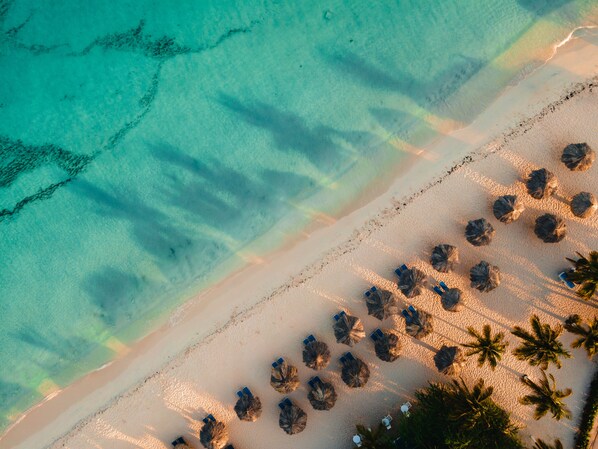 On the beach, white sand, sun loungers, beach umbrellas - Amsterdam Manor Beach Resort (Noord)