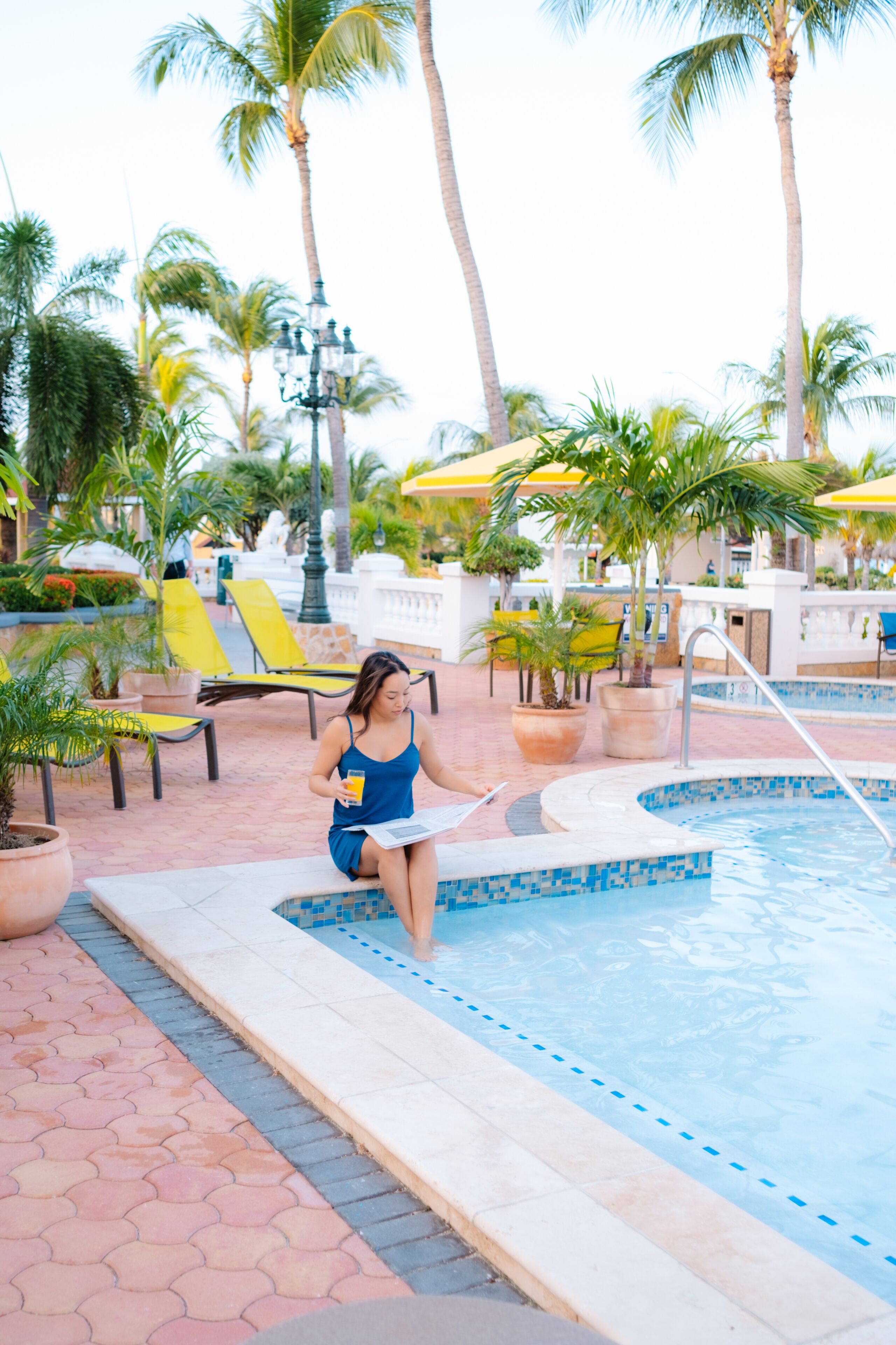 Alberca al aire libre, sombrillas en la alberca y camastros 