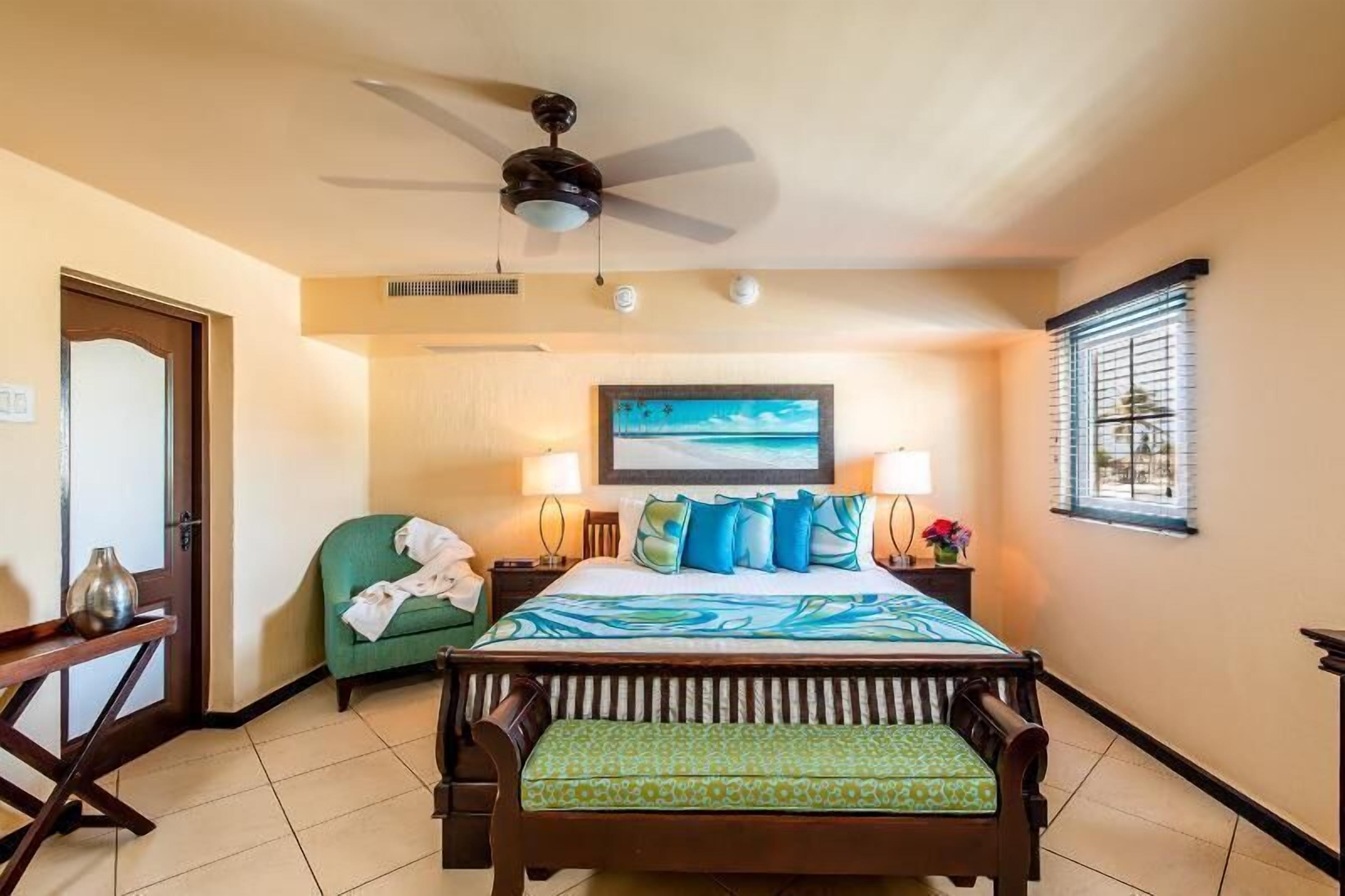 Ropa de cama de alta calidad y caja de seguridad en la habitación 