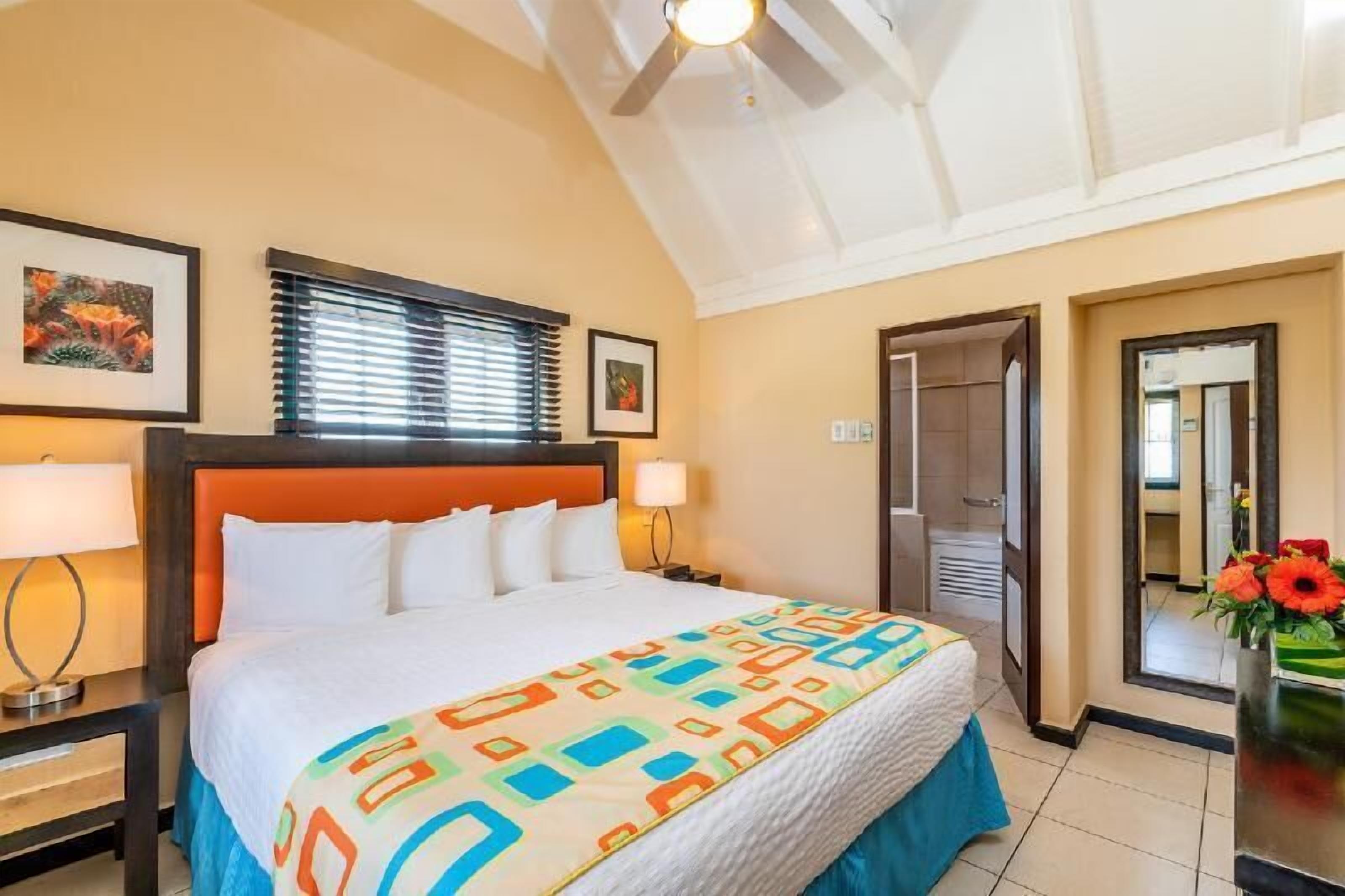 Ropa de cama de alta calidad y caja de seguridad en la habitación 