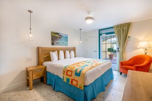 Ropa de cama de alta calidad y caja de seguridad en la habitación 