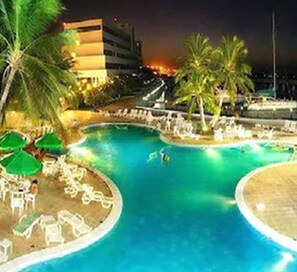 Outdoor pool, free cabanas, pool umbrellas - Marina Park (Fortaleza)