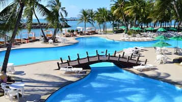 Piscine extérieure, cabanons gratuits, parasols de plage