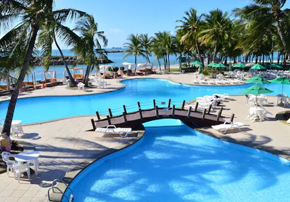 Piscine extérieure, cabanas gratuites, parasols