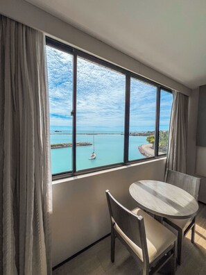 Quarto casal luxo | Frigobar, cofres nos quartos, escrivaninha, cortinas blackout