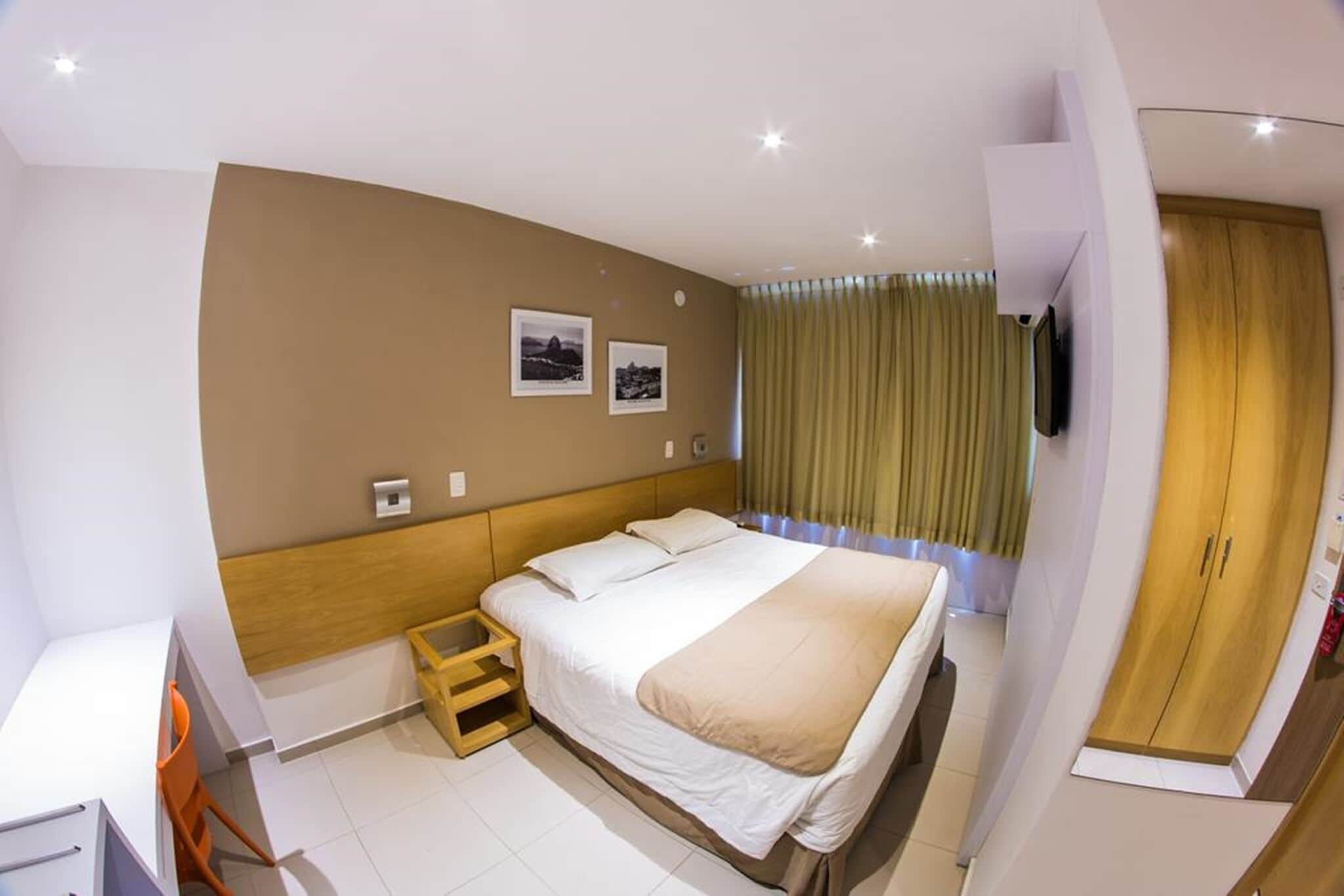 Minibar, in-room safe, blackout drapes, WiFi (free)